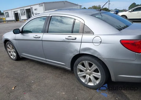 2013 Chrysler 200 Touring z USA, uszkodzony, nr VIN 1C3CCBBB9DN743283